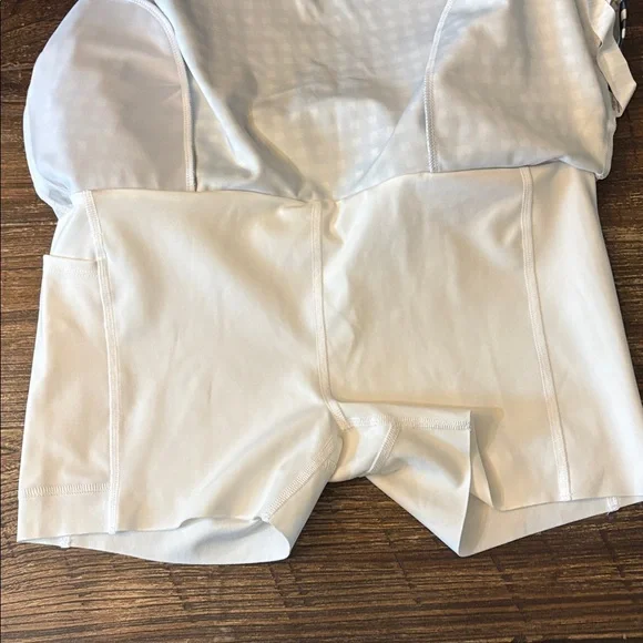 Rhone Women's 16" Course to Court Printed Skort Size Large EUC - Picture 8 of 10